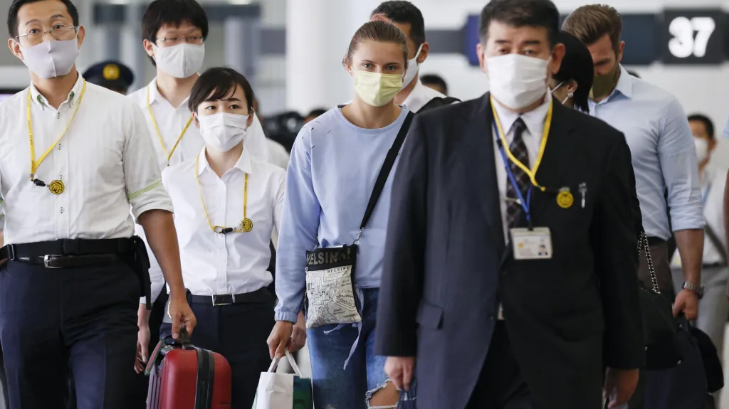 Atletka Cimanouská při odletu z Tokia