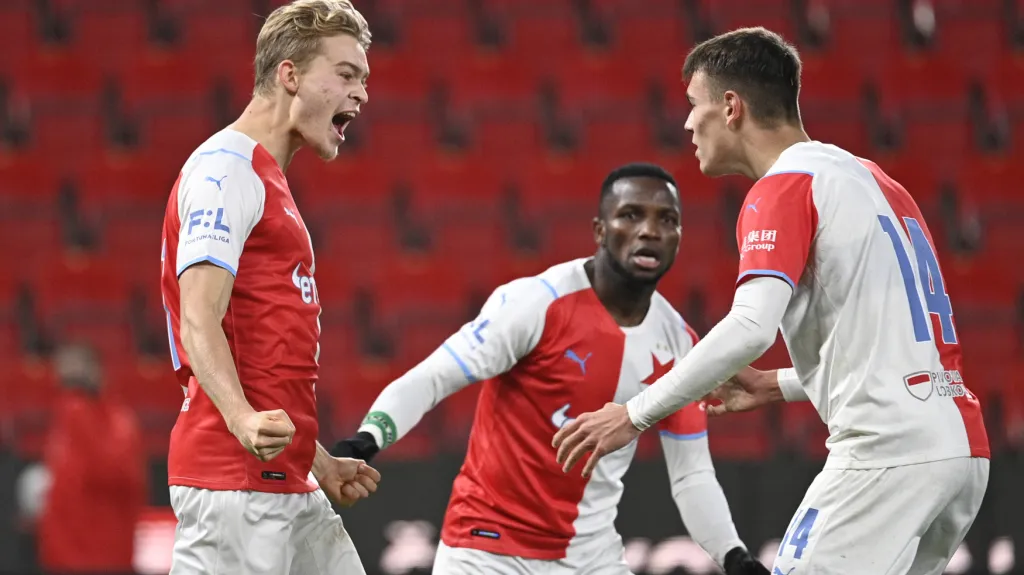 Mads Emil Madsen (vlevo) se raduje s hráči Slavie