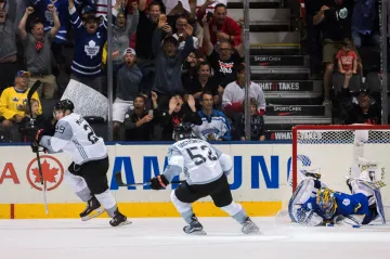 Nathan MacKinnon právě rozhodl utkání se Švédskem