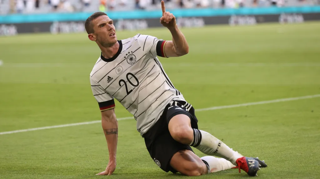 Němec Robin Gosens se raduje z gólu v portugalské síti