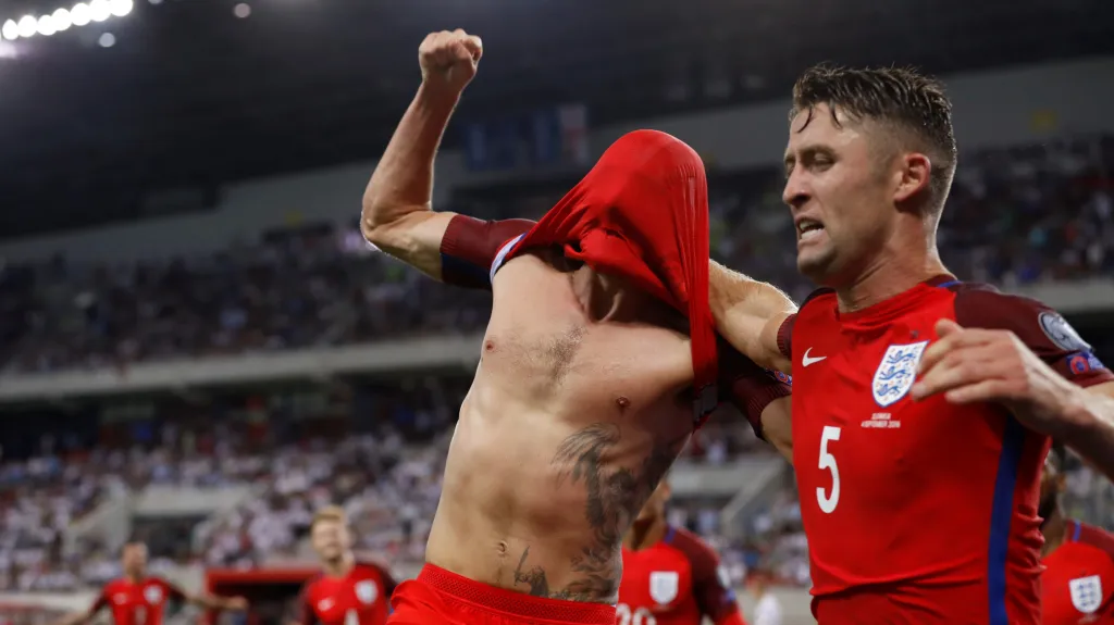Slavící Adam Lallana s dresem přes hlavu a Gary Cahill