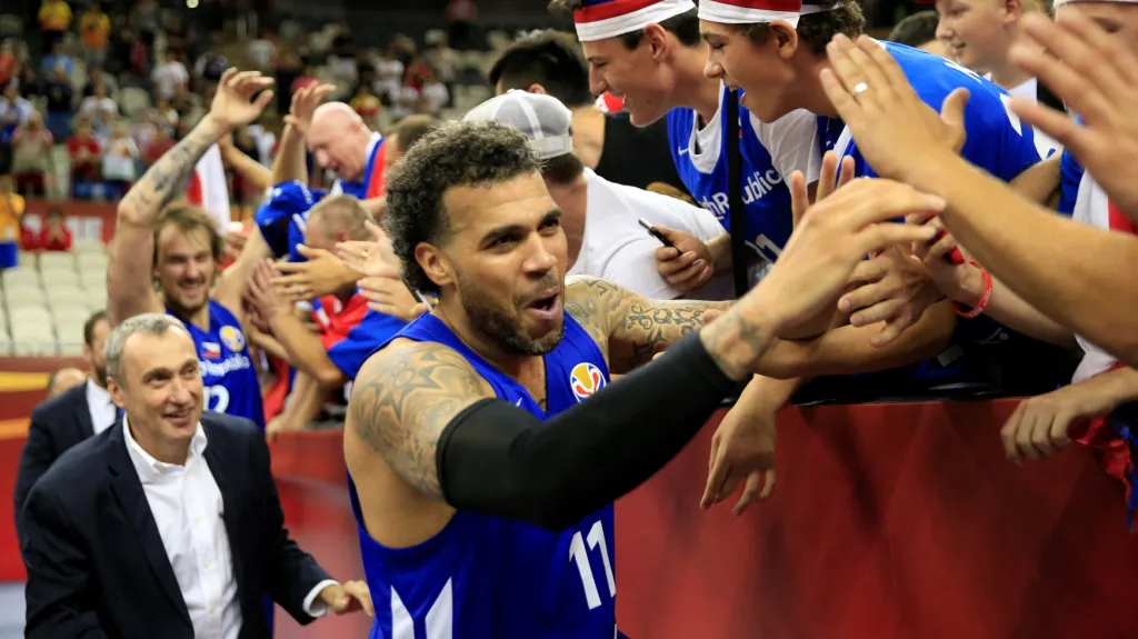 Blake Schilb se raduje po postupu s fanoušky