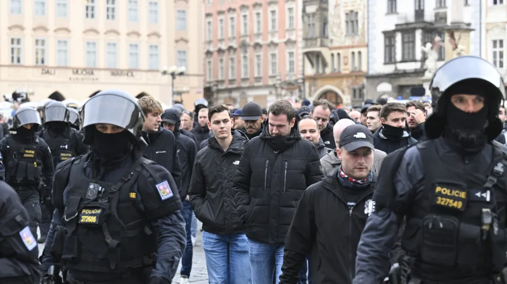Fanoušci procházejí centrem Prahy v doprovodu policie