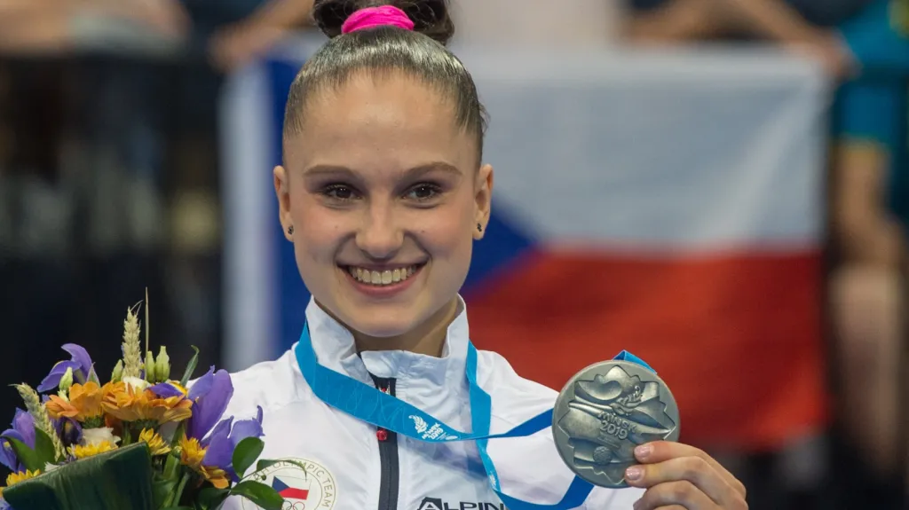 Aneta Holasová se stříbrnou medailí z prostých