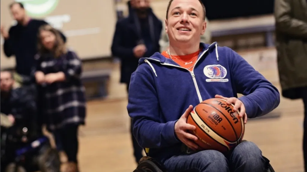 Vozíčkáři na charitativní akci k natáčení filmu Zlatý podraz