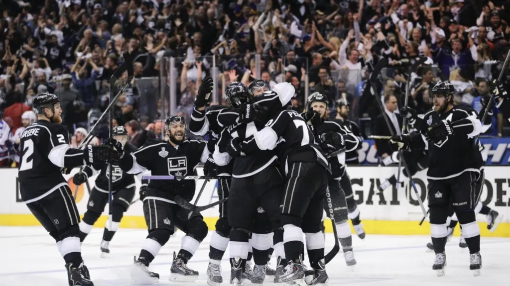 Radost hokejistů Los Angeles Kings po trefě Justina Williamse