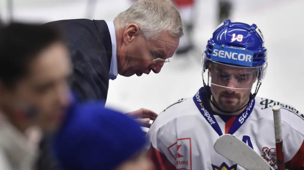 Kari Jalonen udílí pokyny Jakubu Flekovi