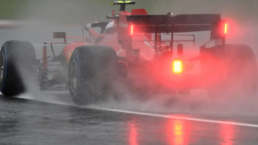 Charles Leclerc se svým Ferrari na promočeném Spielbergu