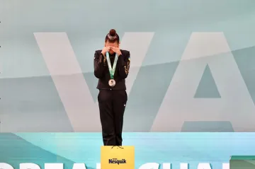 Sofia Krainská protestuje během ruské hymny na ME v moderní gymnastice