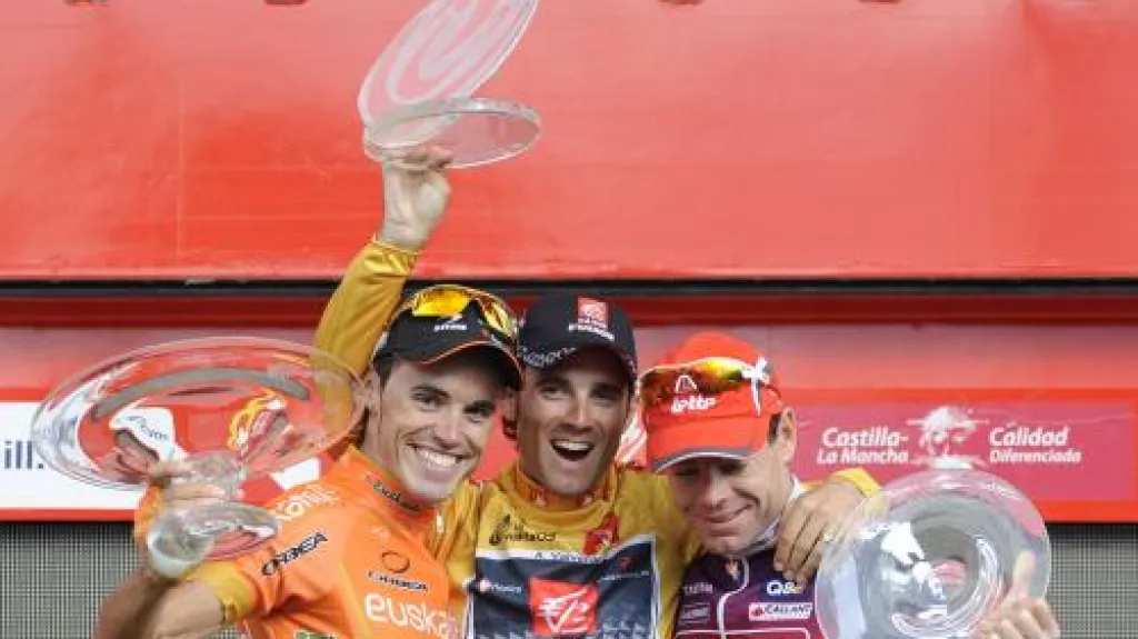 Alejandro Valverde slaví s druhým Samuelem Sanchézem a třetím Cadelem Evansem