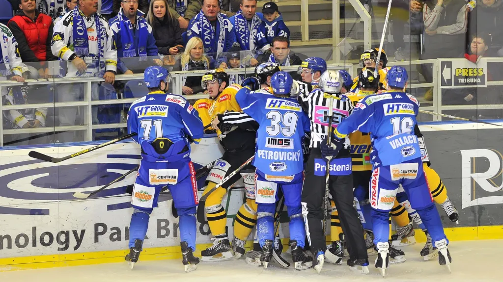 Hromadná bitka v utkání Brno - Litvínov