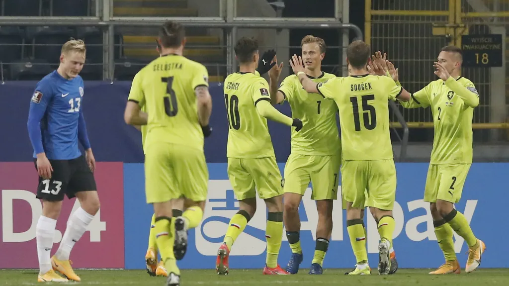 Čeští fotbalisté se radují z gólu v utkání proti Estonsku
