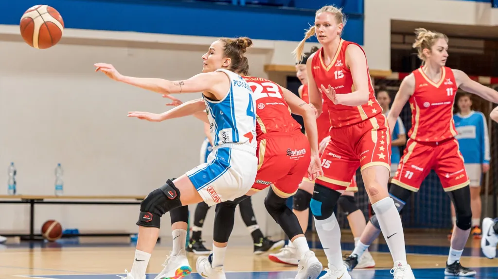 Basketbalistky Slavie na palubovce Trutnova