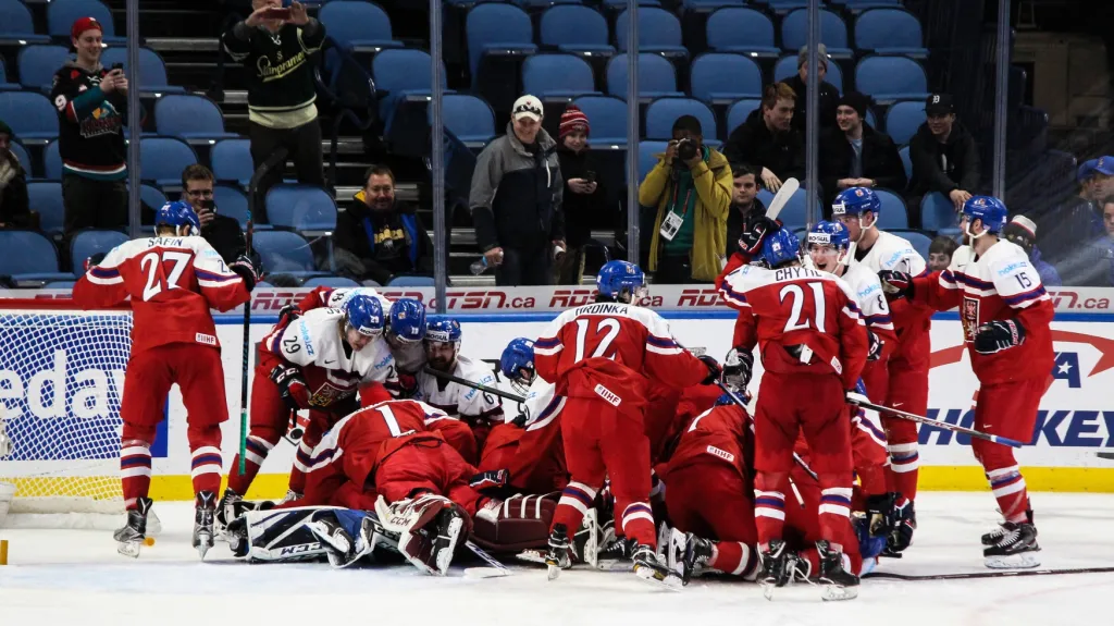 Radost české dvacítky po postupu do semifinále MS