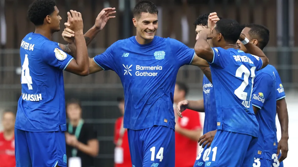 Patrik Schick (uprostřed) slaví se spoluhráči z Leverkusenu