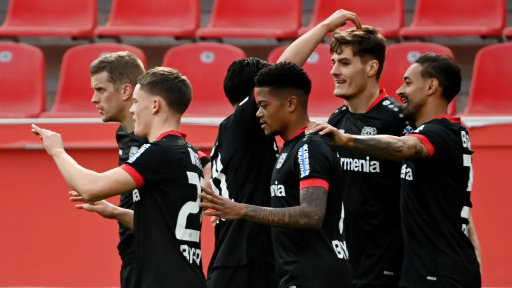 Patrik Schick z Leverkusenu (druhá zprava) se raduje se spoluhráči z gólu