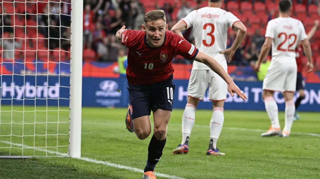 Jan Kuchta oslavuje gól v síti Švýcarska