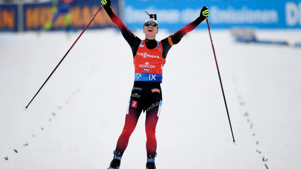 Marte Olsbu Roeiselandová si dojíždí pro žluté číslo ve stíhačce v Hochfilzenu 