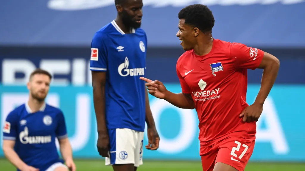 Jessic Ngankam (vpravo) z Herthy se raduje z gólu