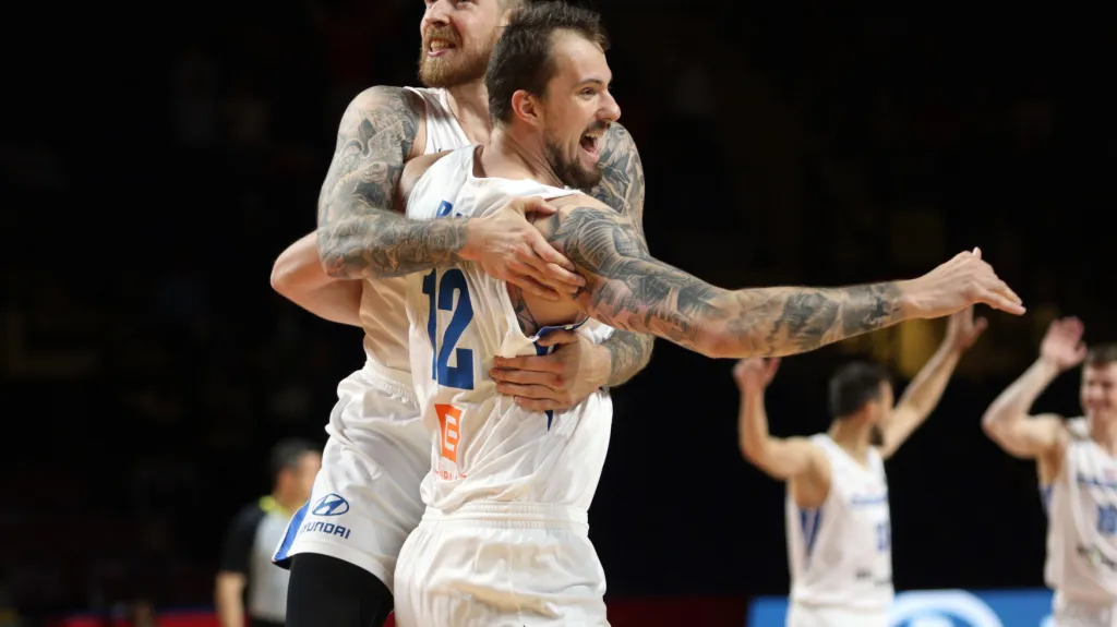 Slavící čeští basketbalisté