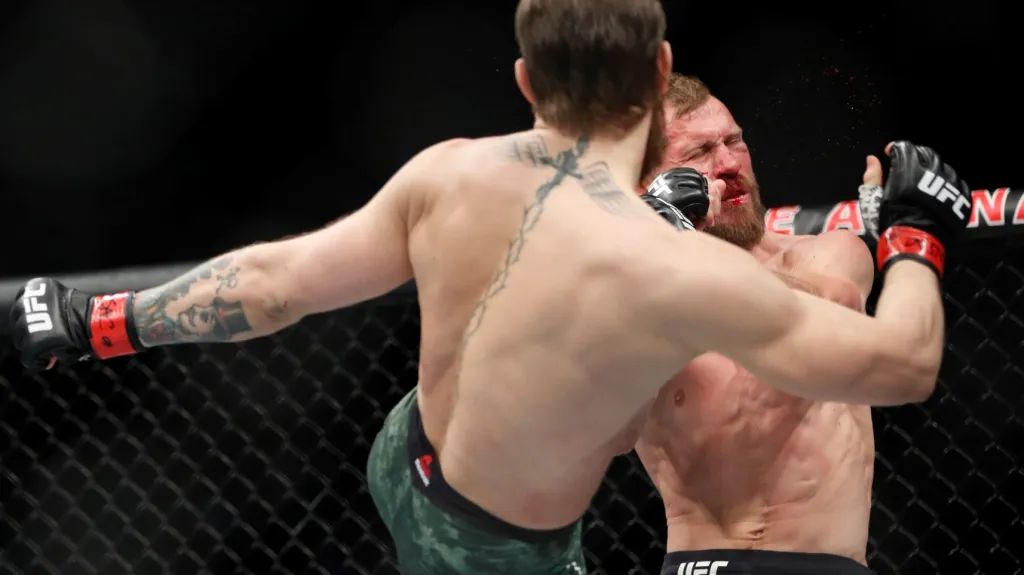 Connor McGregor právě uštědřuje Donaldu Cerronovi rozhodující úder