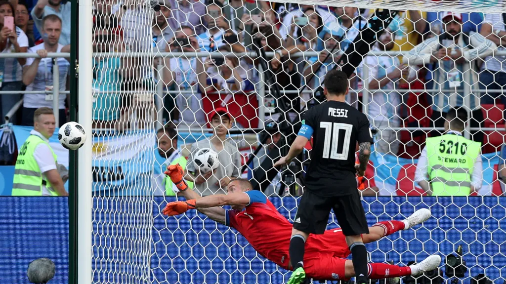 Hannes Halldorsson z Islandu chytá pokutový kop Lionela Messiho