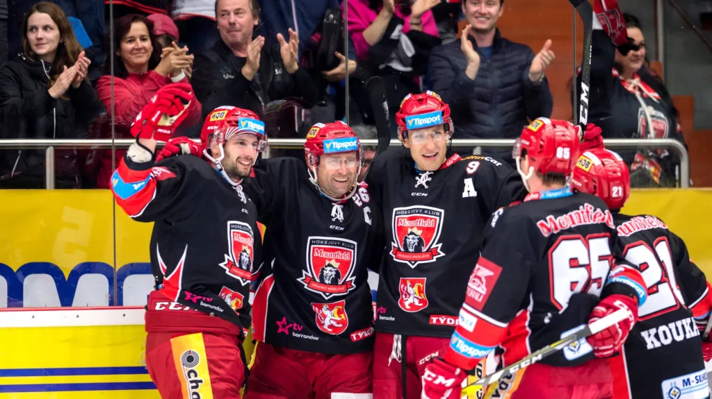 Radující se hokejisté Hradce Králové