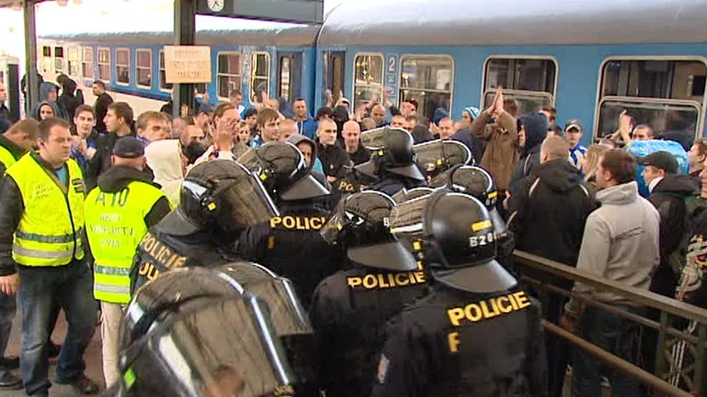 Fanoušci Baníku na hlavním nádraží