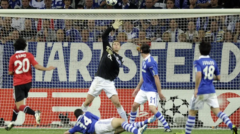 Manuel Neuer zasahuje po střele Fabia