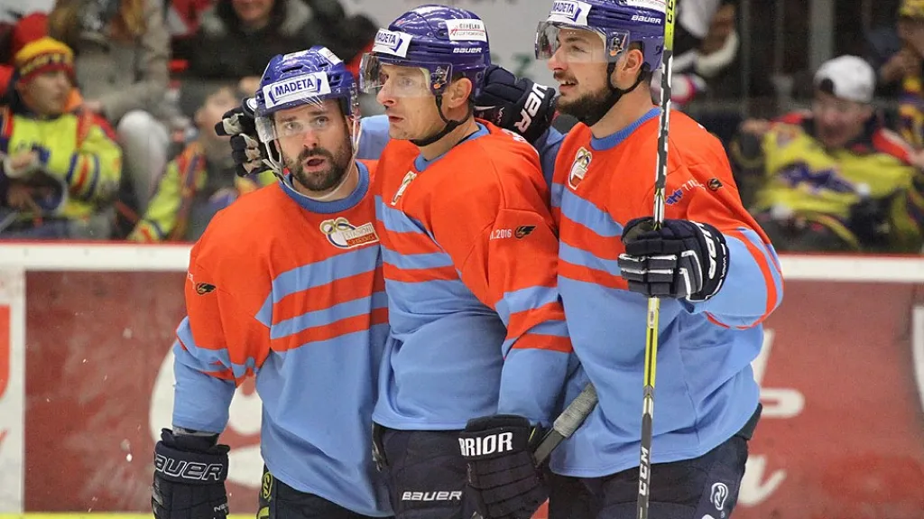 Českobudějovičtí hokejisté v retrodresech