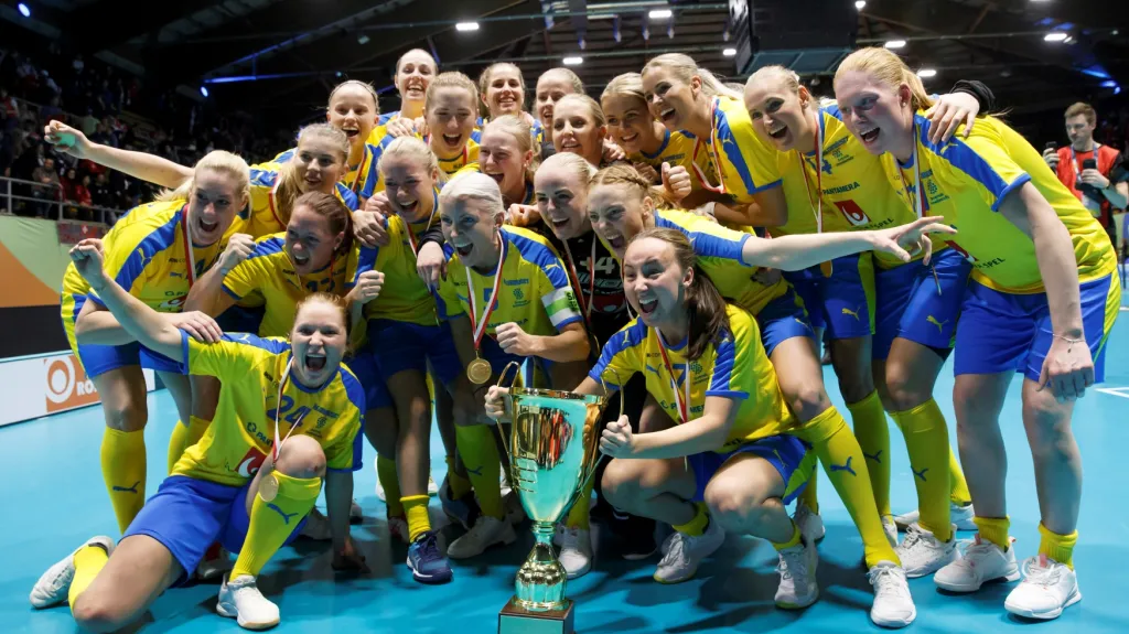 Florbalistky Švédska se radují ze zisku titulu na mistrovství světa
