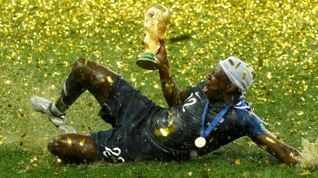 Benjamin Mendy z Francie slaví titul na mistrovství světa