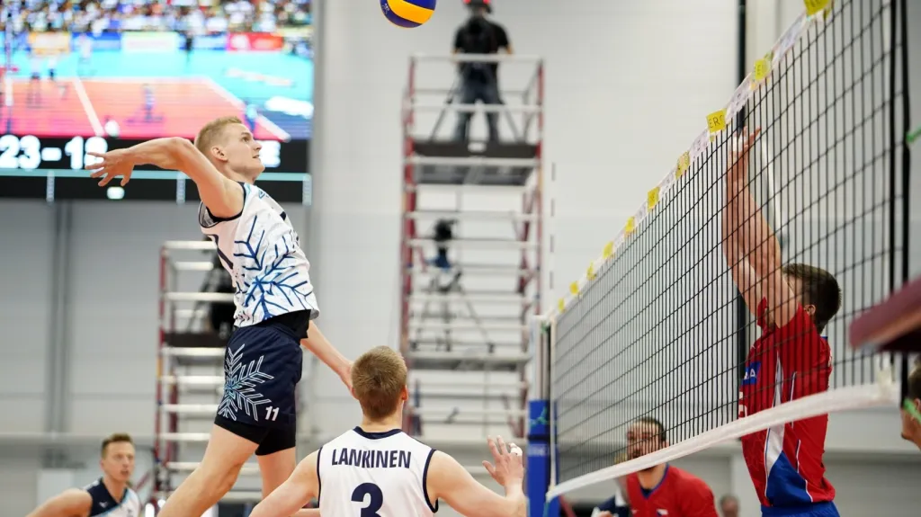 Čeští volejbalisté (vpravo) v utkání s Finskem