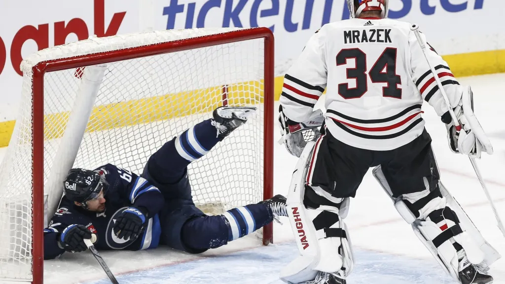 Petr Mrázek v duelu s Winnipegem