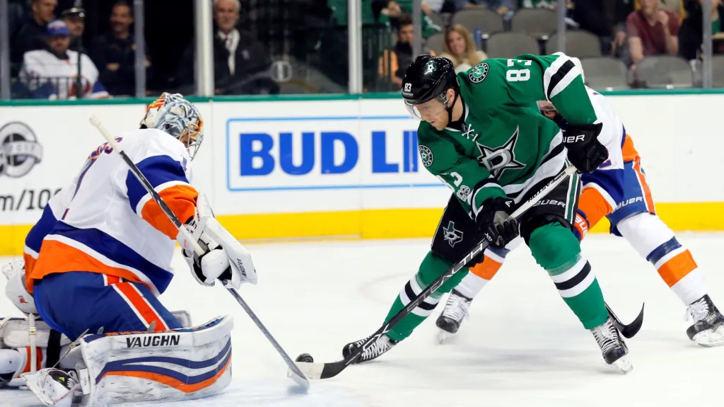 Aleš Hemský z Dallasu se snaží prostřelit brankáře Greisse z NY Islanders