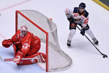 Třinecký brankář Marek Mazanec si dává pozor na Filipa Erikssona z Växjö
