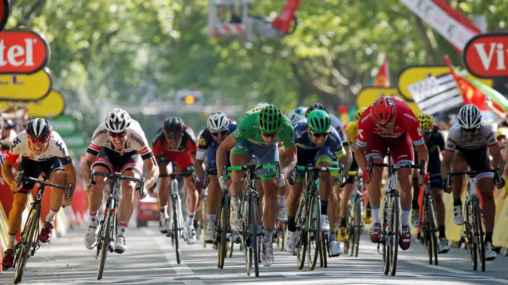 Peter Sagan (v zeleném) zvítězil v 16. etapě Tour de France