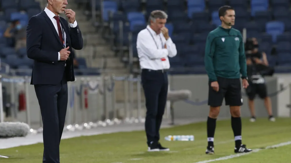 Trenér Jaroslav Šilhavý (vlevo) během utkání v Izraeli