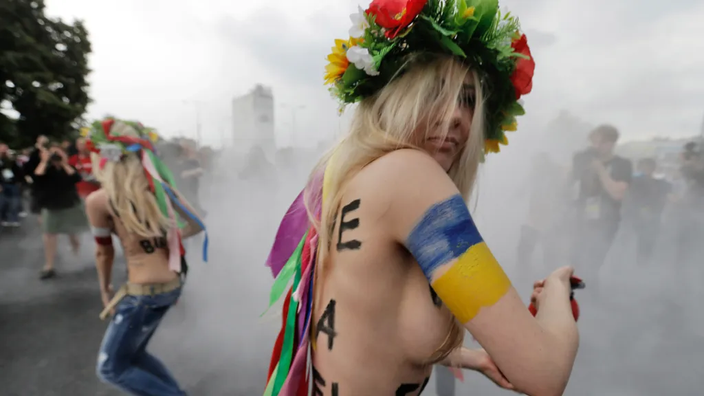 Aktivistky skupiny Femen demonstrovaly před stadionem ve Varšavě