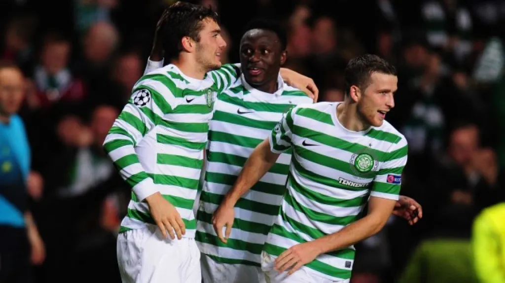 Tony Watt (vlevo) se raduje z gólu do sítě Barcelony