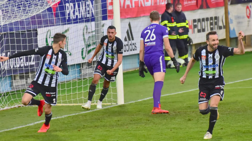 Tomáš Sivok (vpravo) oslavuje se spoluhráči gól Českých Budějovic