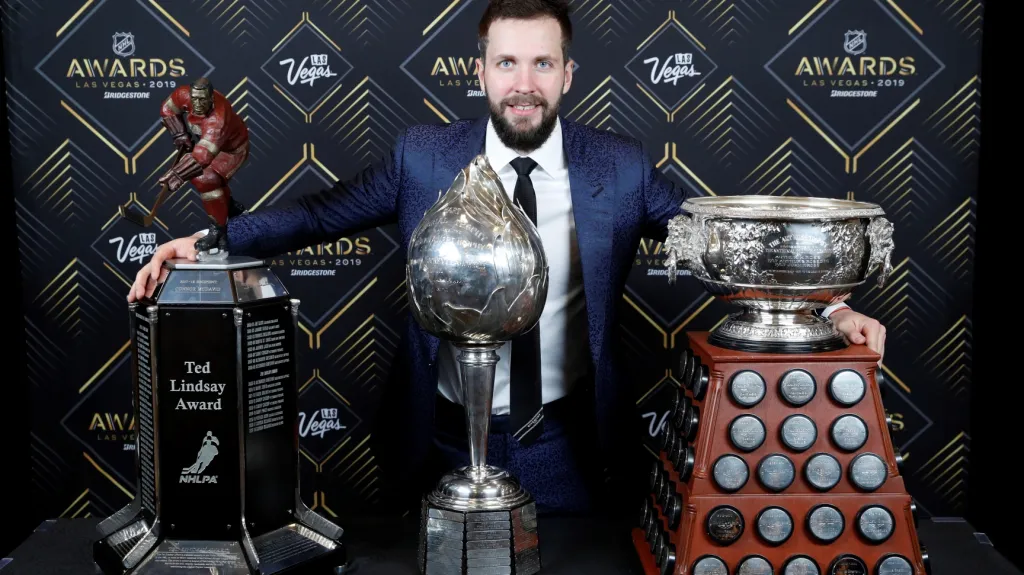 Nikita Kučerov s trofejemi po slavnostním galavečeru NHL