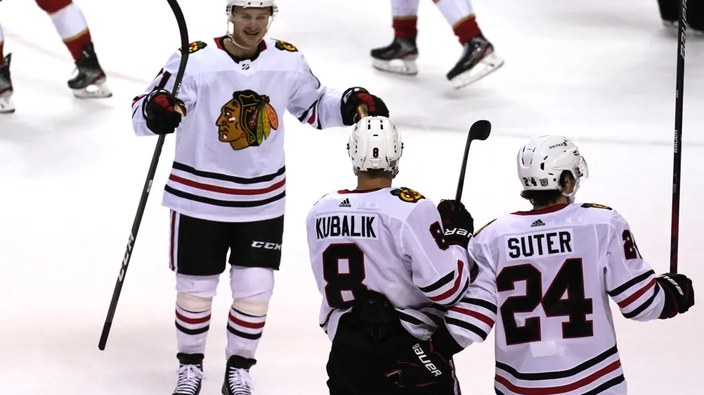 Dominik Kubalík (uprostřed) se raduje z gólu se spoluhráči z Chicaga