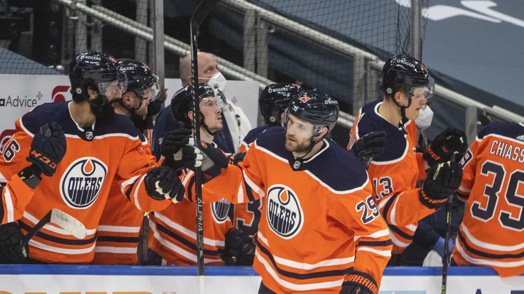 Leon Draisaitl z Edmontonu se raduje z gólu se spoluhráči