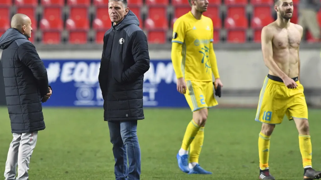 Jaroslav Šilhavý (druhý zleva) po porážce s Astanou