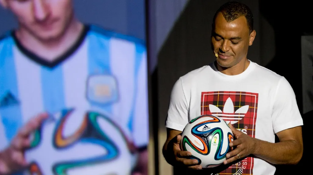 Cafu s oficiálním míčem pro MS 2014