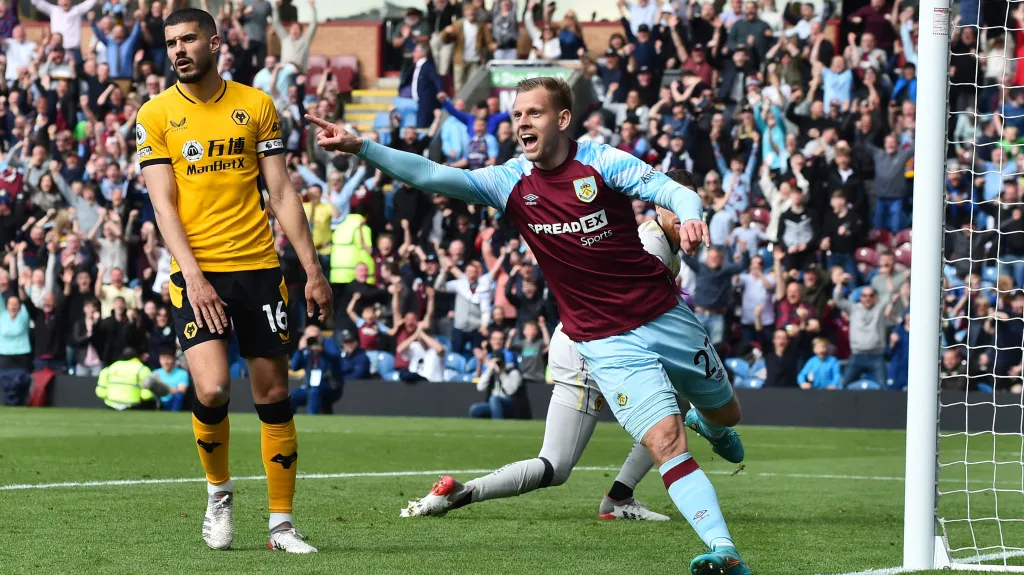 Matěj Vydra z Burnley slaví gól v síti Wolverhamptonu