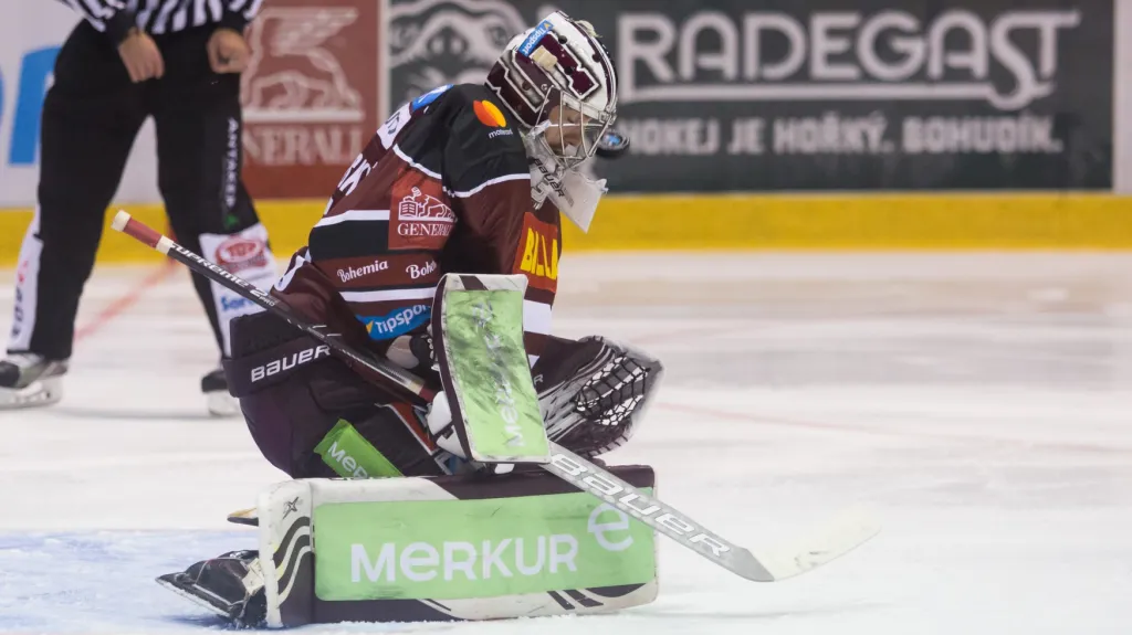 Brankář Sparty Matěj Machovský