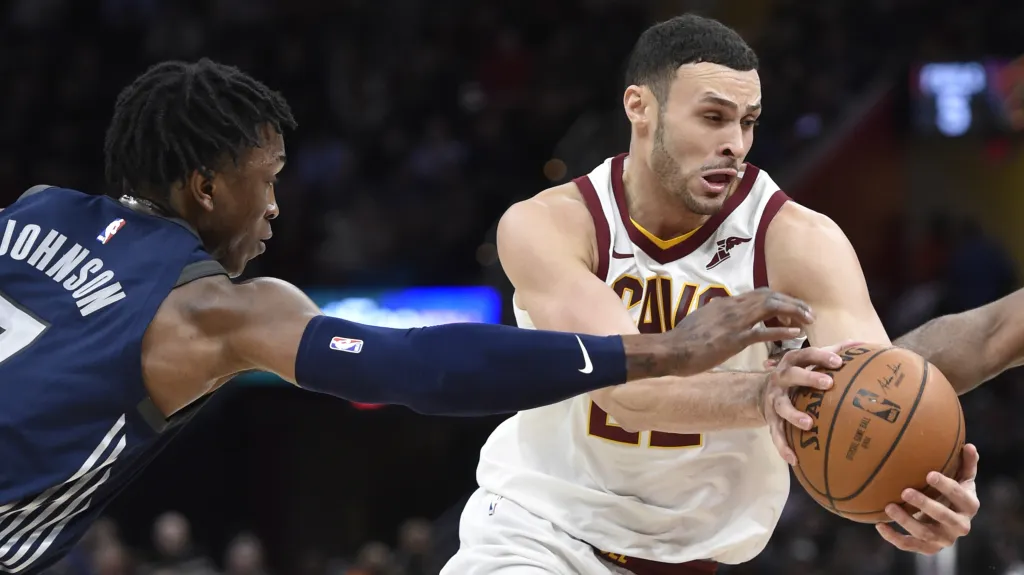 Larry Nance Jr. (vpravo)