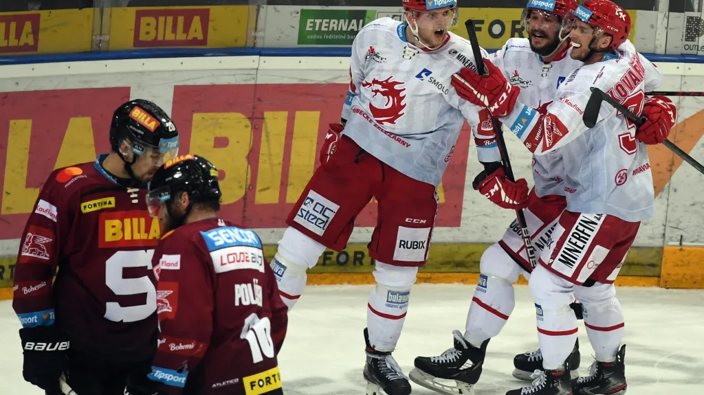 Andrej Nestrašil z Třince (v trojici vlevo) slaví se spoluhráči